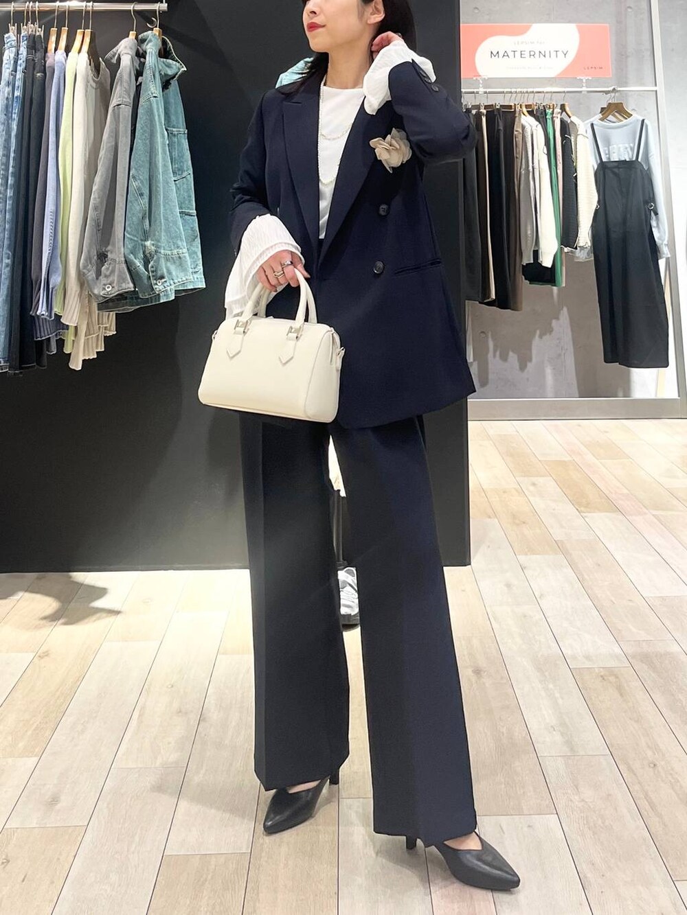 ホワイト系のTシャツ/カットソー、ブルー系のスーツパンツ、ブルー系のスーツジャケットを着用したレディースの冬コーディネートの5枚目の写真