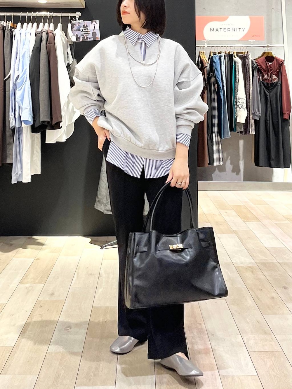 ブラック系のその他パンツ、その他のシャツ/ブラウス、グレー系のスウェットを着用したレディースの秋コーディネートの6枚目の写真