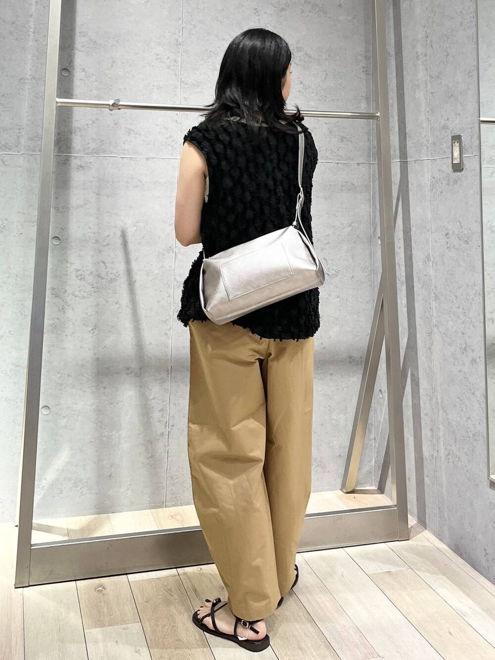 グレー系のショルダーバッグ、ホワイト系のTシャツ/カットソー、ベージュ系のその他パンツを着用したレディースの春コーディネートの5枚目の写真