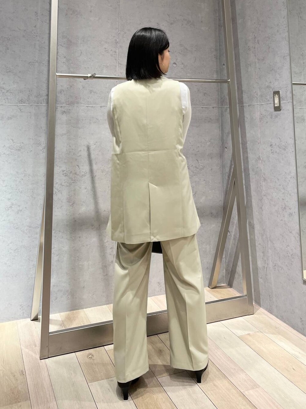 「LEPSIM、ベスト、セットアップ、ワイドパンツ、春コーデ、ショルダーバッグ、入学式、卒業式、入園式、卒園式、セレモニー、オケージョン、淡色コーデ、シンプルコーデ、春色」|「LEPSIMの【入卒式/セレモニー】スパンテレコボートネックプルオーバー 102332(Tシャツ/カットソー、ホワイト系)」を使った、エムアイさん(レディース・162cm)の冬コーディネートの4枚目の写真