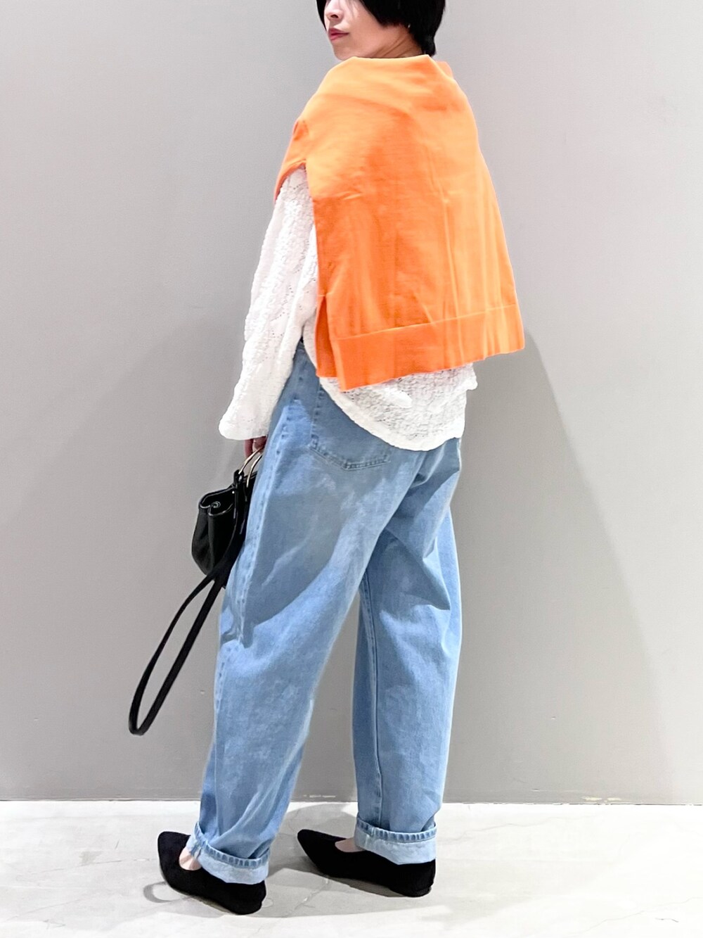 「LEPSIM、レプシィム(LEPSIM)、レース、レーストップス、デニム、デニムパンツ、カーブパンツ、ストラップシューズ、シンプルコーデ、カーディガン、春コーデ、シアートップス、淡色コーデ、きれいめカジュアル、休日スタイル」｜「LEPSIMのカーブデニムパンツ　356528（デニムパンツ、ブルー系）」を使った、エムアイさん（レディース・162cm）の春コーディネートの3枚目の写真