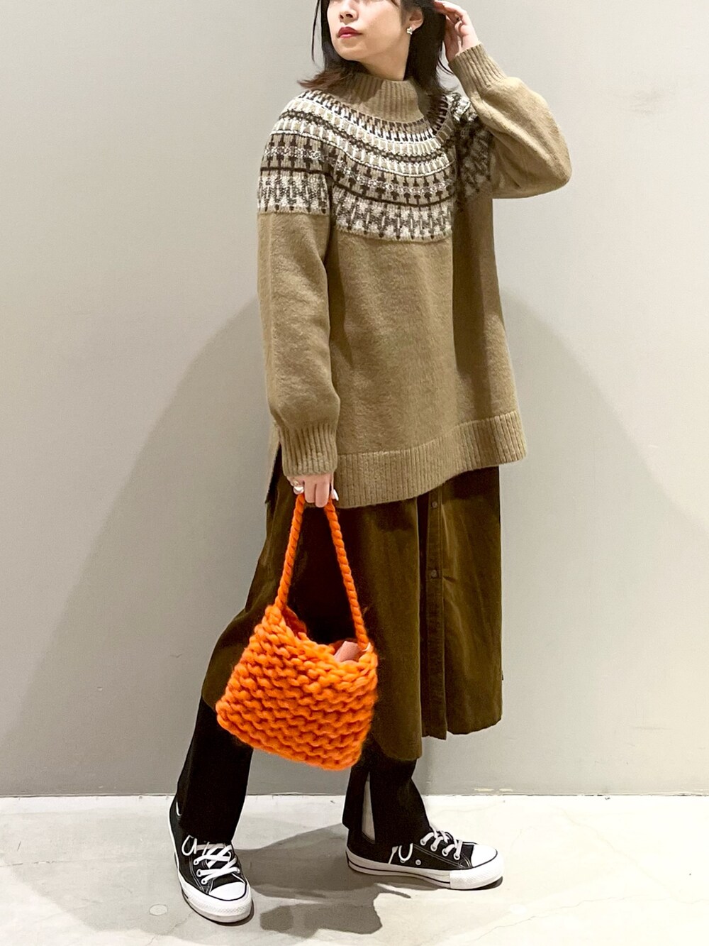 ブラック系のスニーカー、ブラック系のその他パンツ、オレンジ系のショルダーバッグを着用したレディースの秋コーディネートの2枚目の写真