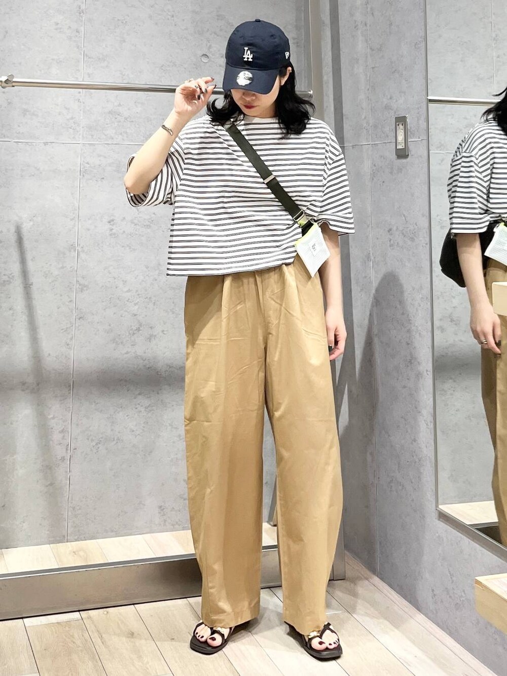 「カジュアル、モード、ベーシック/シンプル、デート/ロマンティック、楽ちんコーデ、春コーデ、女子会、きれいめカジュアル_LEPSIM、LEPSIM、おでかけ、シンプルコーデ、春色、夏コーデ、Tシャツ、パンツ」｜「LEPSIMの【NEW ERA】920コットンFLAX　253247（キャップ、ブルー系）」を使った、エムアイさん（レディース・162cm）の春コーディネートの6枚目の写真
