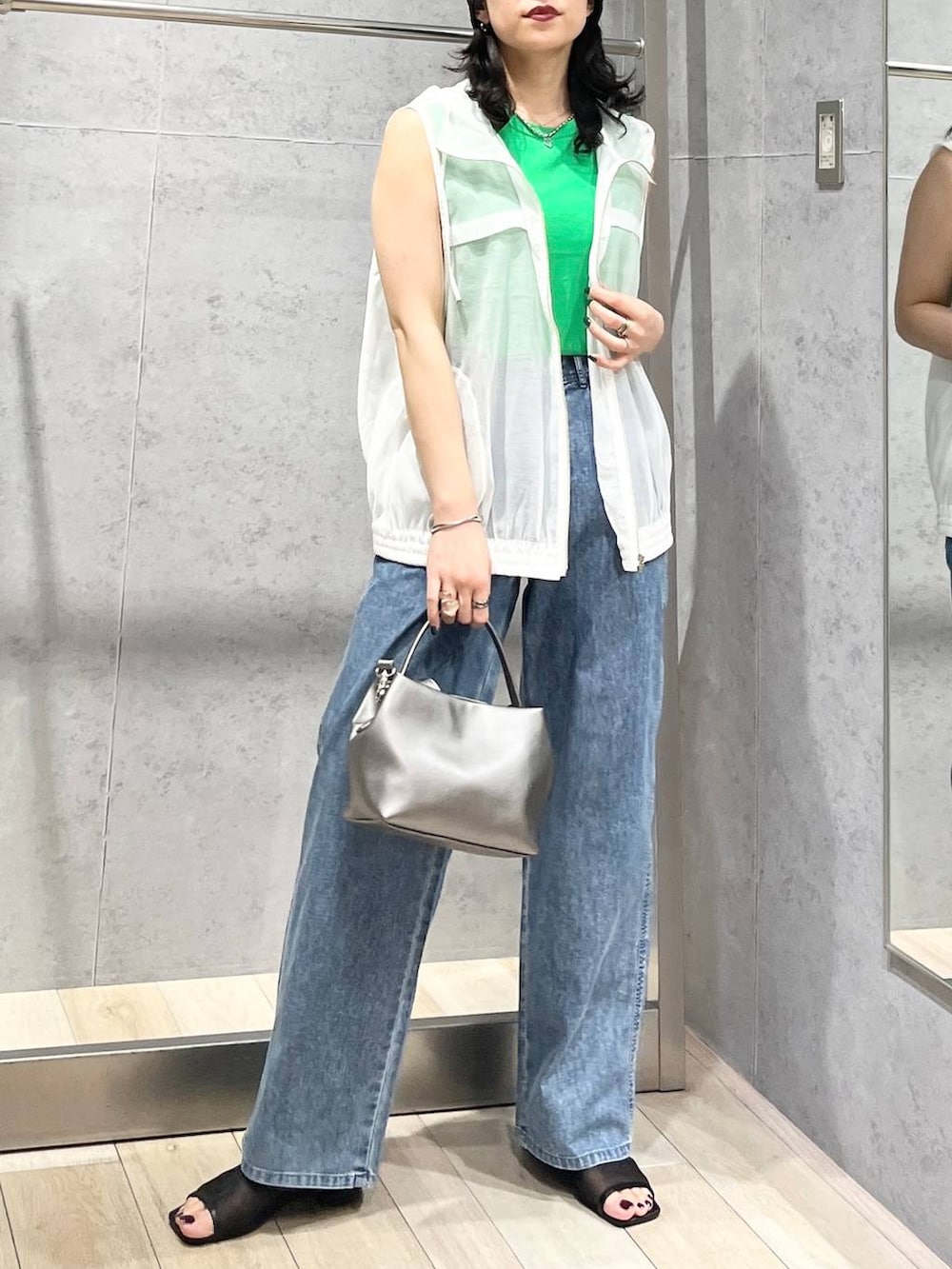 「女子会、サンダル、タンクトップ、デニムパンツ、カジュアル、モード、ベーシック/シンプル、デート/ロマンティック、楽ちんコーデ、春コーデ、きれいめカジュアル_LEPSIM、LEPSIM、おでかけ、シンプルコーデ、春色」｜「LEPSIMの14ゲージサイドスリットノースリーブ　243179（その他トップス、グリーン系）」を使った、エムアイさん（レディース・162cm）の春コーディネートの4枚目の写真
