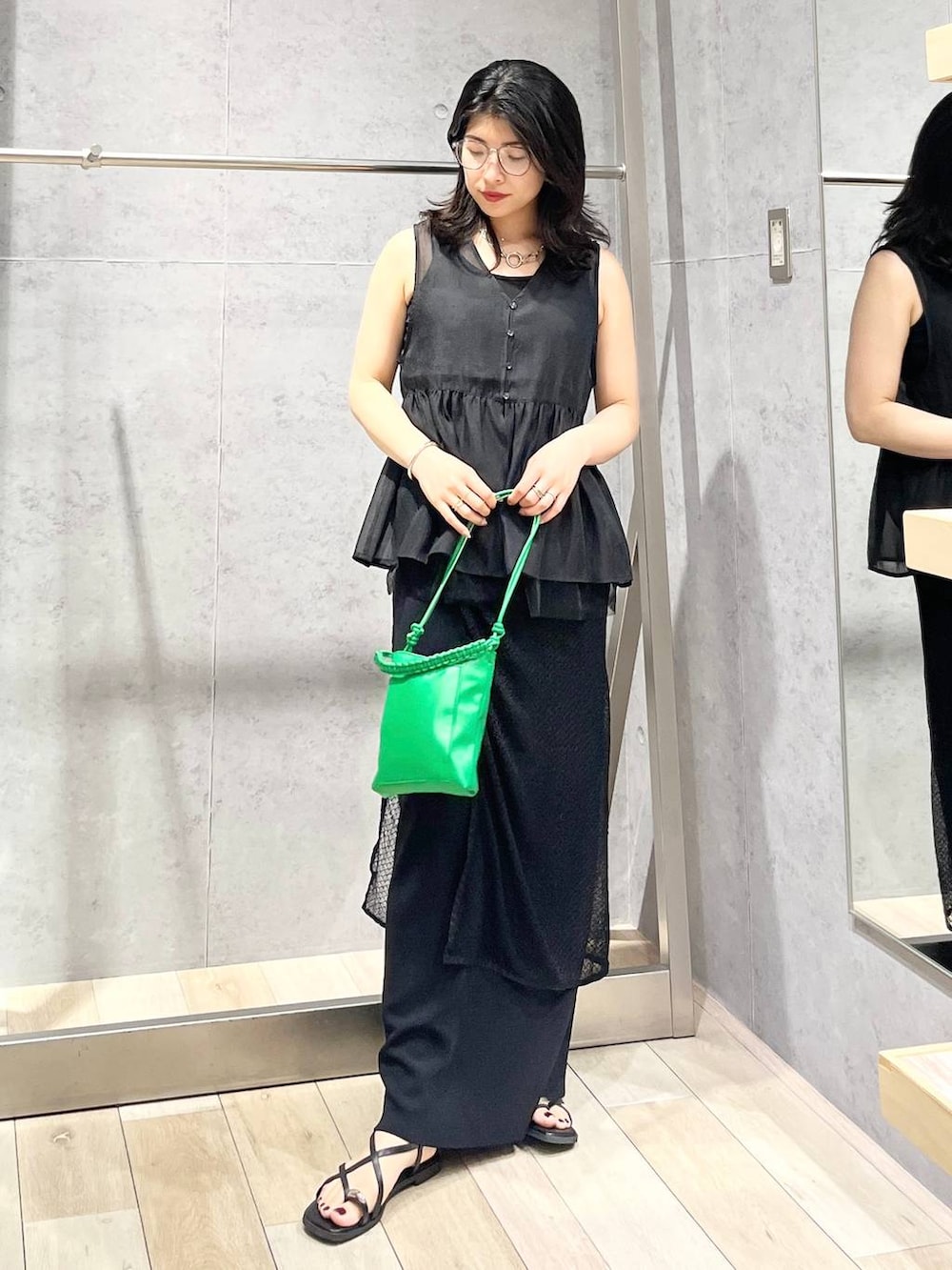 「春色、夏コーデ、ベスト、モノトーン、スカート、スカーフ、サンダル、メガネ、カジュアル、モード、ベーシック/シンプル、デート/ロマンティック、楽ちんコーデ、春コーデ、女子会」｜「LEPSIMの14ゲージニットナロースカート　242468（スカート、ブラック系）」を使った、エムアイさん（レディース・162cm）の夏コーディネートの2枚目の写真
