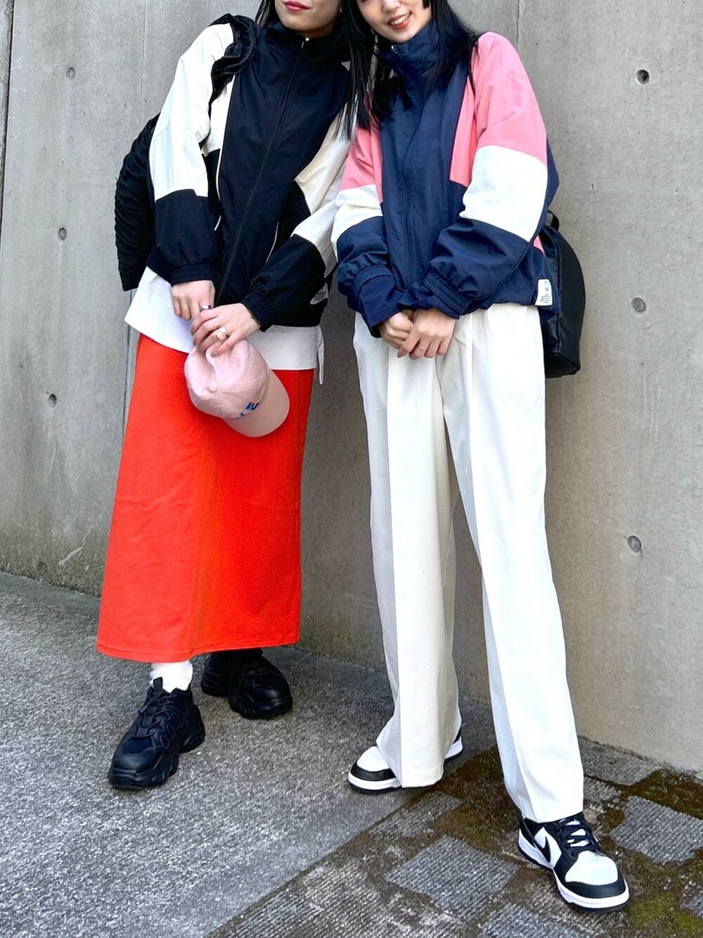 ブラック系のスニーカー、ブラック系のショルダーバッグ、ブラック系のトートバッグを着用したレディースの春コーディネートの3枚目の写真