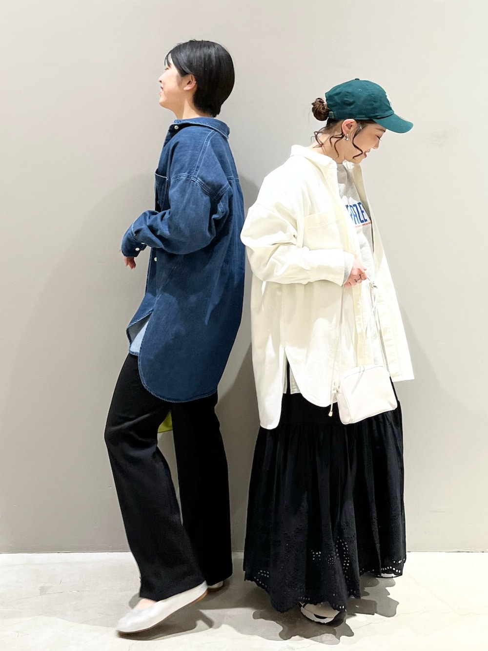 「LEPSIM、レプシィム(LEPSIM)、春服デビュー宣言、ロゴスウェット、シンプルコーデ、デニム、デニムジャケット、きれいめカジュアル、春アウター、ビッグシルエット、シャツスタイル、春服みてみて、スラックス、ニューエラ、休日スタイル」|「LEPSIMの4つの嬉しい機能付き!シアワセパンプス 295881(パンプス、グレー系)」を使った、エムアイさん(レディース・162cm)の春コーディネートの2枚目の写真