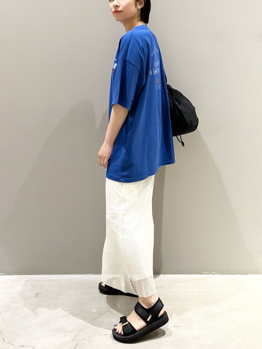 ホワイト系のスカート、ブラック系のサンダル、ブラック系のショルダーバッグを着用したレディースの夏コーディネートの5枚目の写真