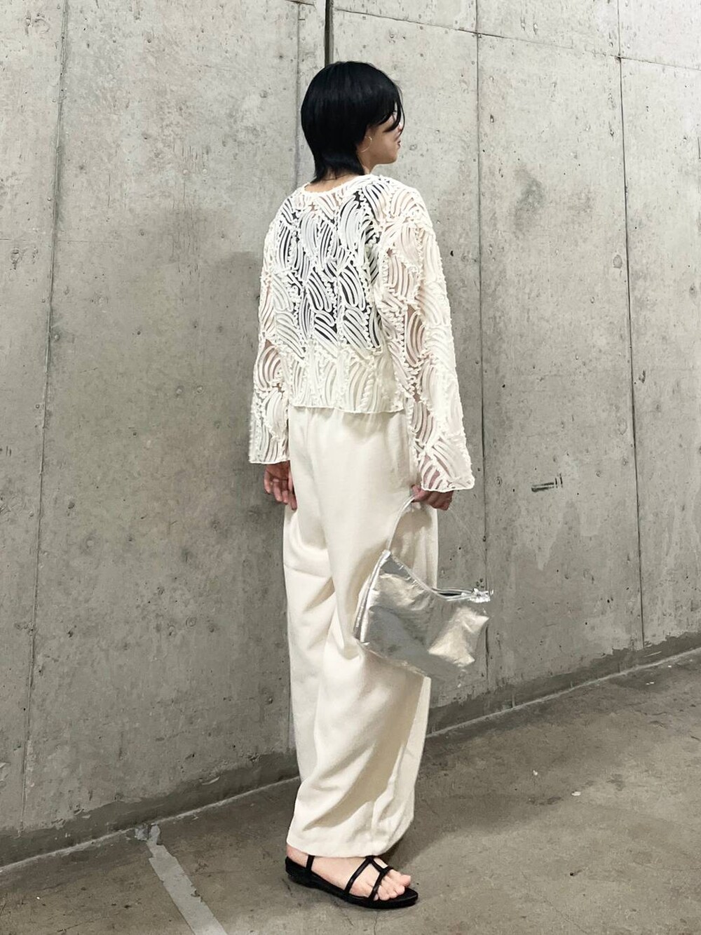 シルバー系のハンドバッグ、ホワイト系のその他パンツ、ホワイト系のシャツ/ブラウスを着用したレディースの春コーディネートの3枚目の写真