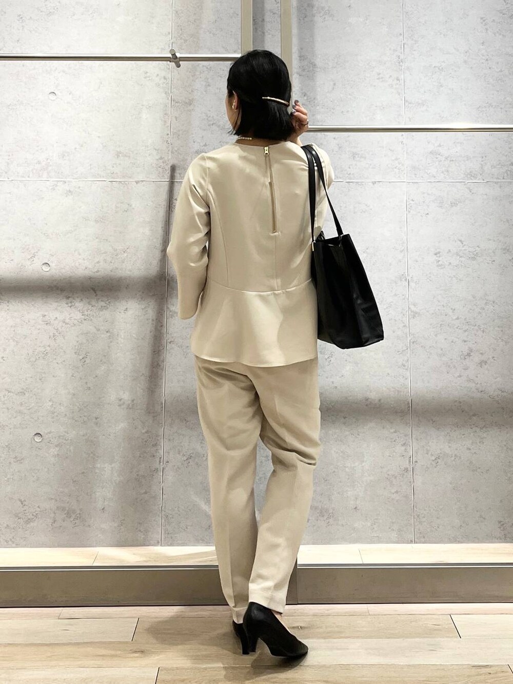 「LEPSIM、ブラウス、テーパードパンツ、入学式、卒業式、入園式、卒園式、セレモニー、オケージョン、セットアップ、プチプラ、冬アウター、シンプルコーデ、春色、オフィスカジュアル」|「LEPSIMの【入卒式/セレモニー】ツイルトレンチコート 102062(トレンチコート、ブラック系)」を使った、エムアイさん(レディース・162cm)の冬コーディネートの8枚目の写真