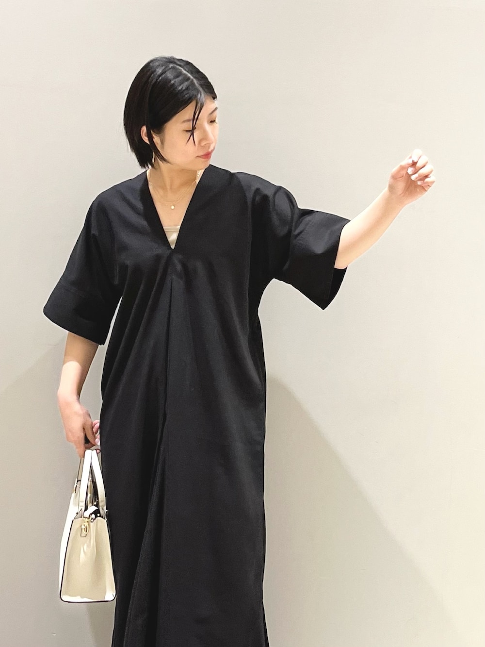 「LEPSIM、レプシィム(LEPSIM)、ワンピース、リネン、お出かけコーデ、きれいめカジュアル、ロングワンピース、モノトーン、夏コーデ、休日スタイル、ショルダーバッグ、ハンドバッグ、サンダル、Vネック、ストラップサンダル」｜「LEPSIMの【ゼロかる】キレイめ2WAYバッグ　295311（ショルダーバッグ、ホワイト系）」を使った、エムアイさん（レディース・162cm）の夏コーディネートの3枚目の写真