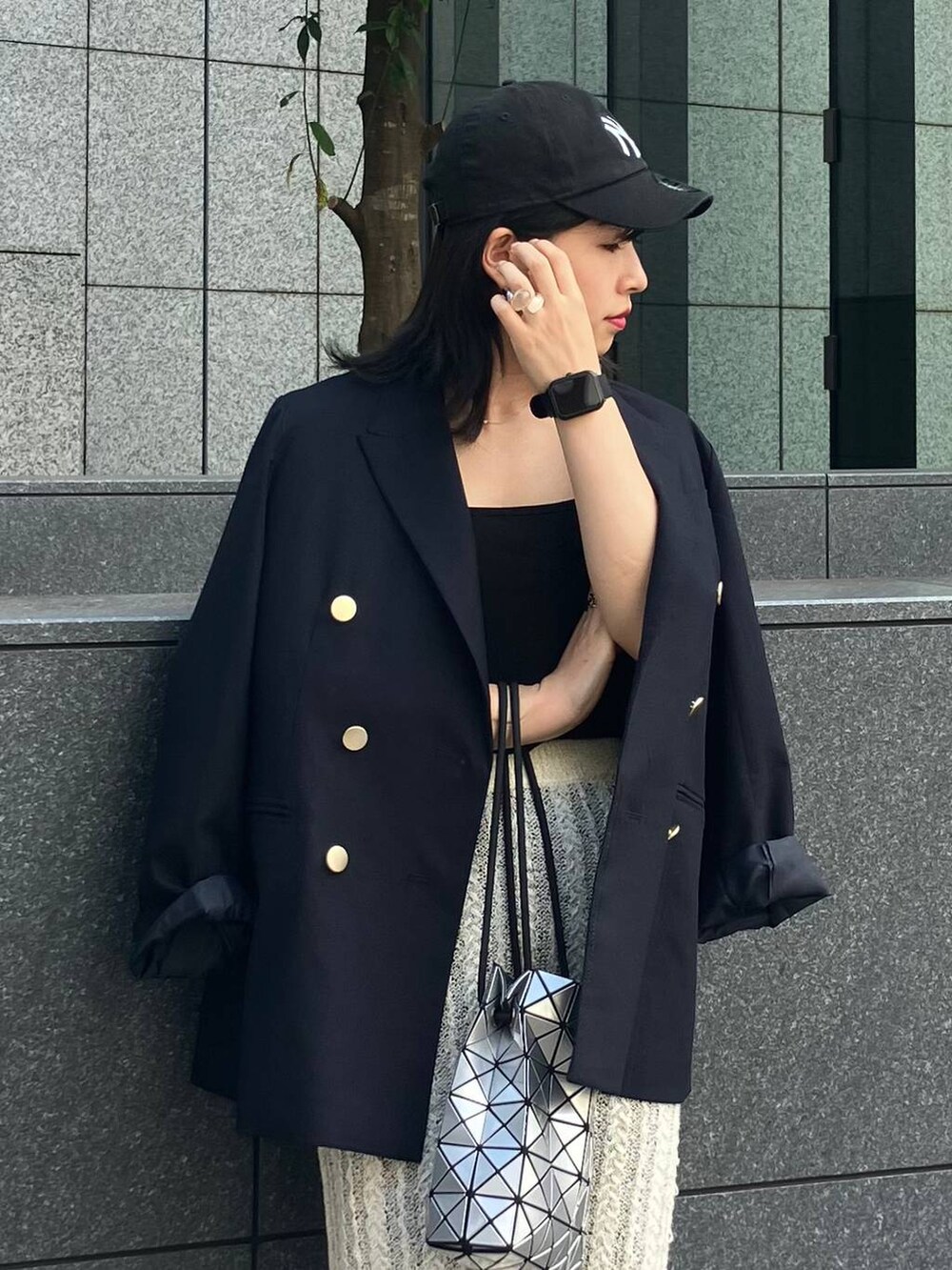 ブルー系のテーラードジャケット、ブラック系のバレエシューズ、ブラック系のデニムパンツを着用したレディースの秋コーディネートの7枚目の写真