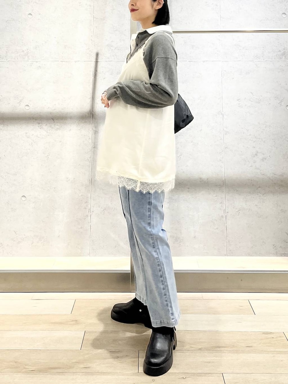 ブルー系のその他パンツ、ブラック系のサンダル、ブラック系のショルダーバッグを着用したレディースの冬コーディネートの2枚目の写真