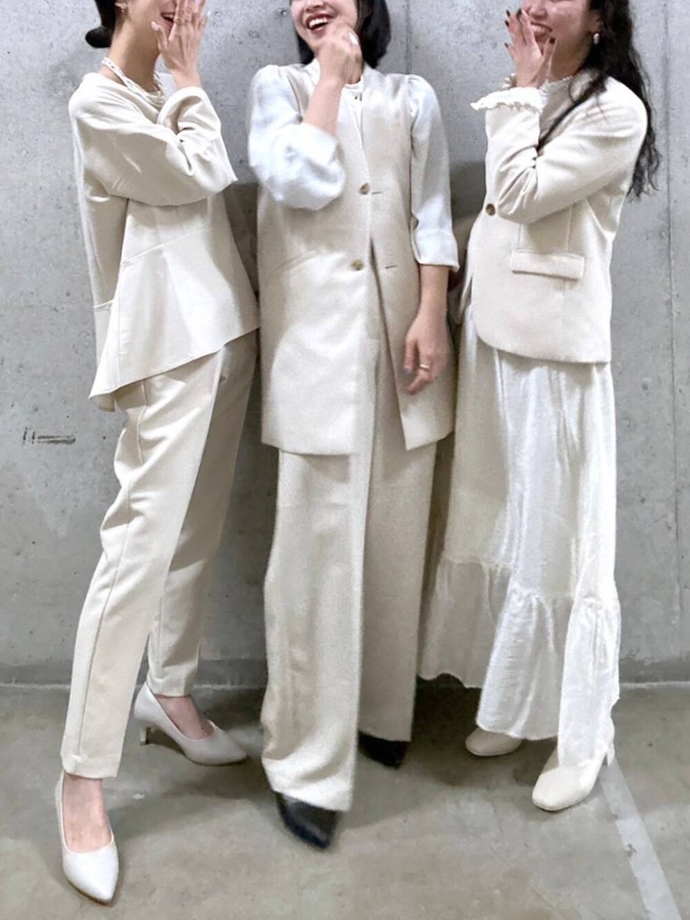 ホワイト系のTシャツ/カットソー、ホワイト系のシャツ/ブラウス、ホワイト系のその他パンツを着用したレディースの冬コーディネートの3枚目の写真