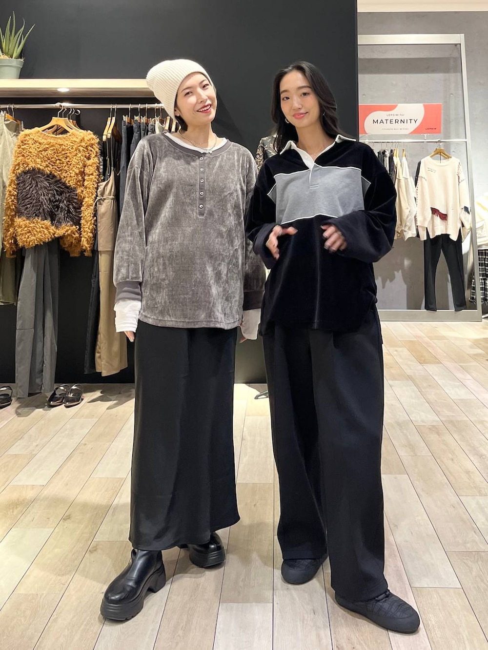 ブラック系のスカート、ブラック系のスウェットパンツ、ブラック系のブーツを着用したレディースの冬コーディネートの5枚目の写真