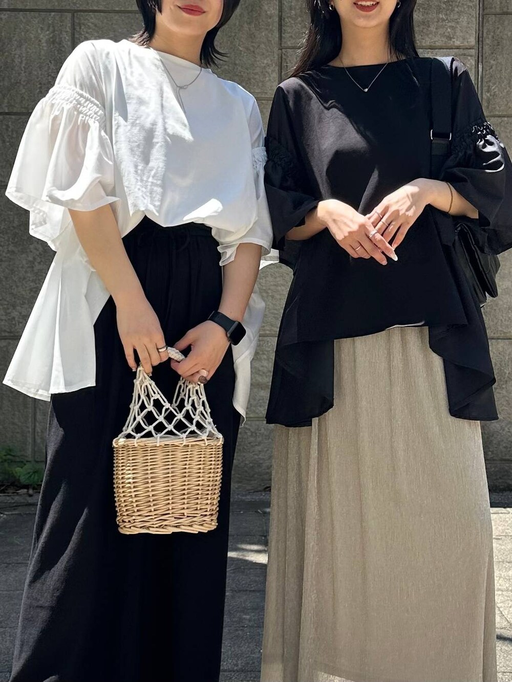 ブラック系のショルダーバッグ、ホワイト系のかごバッグ、ブラック系のその他パンツを着用したレディースの春コーディネートの3枚目の写真