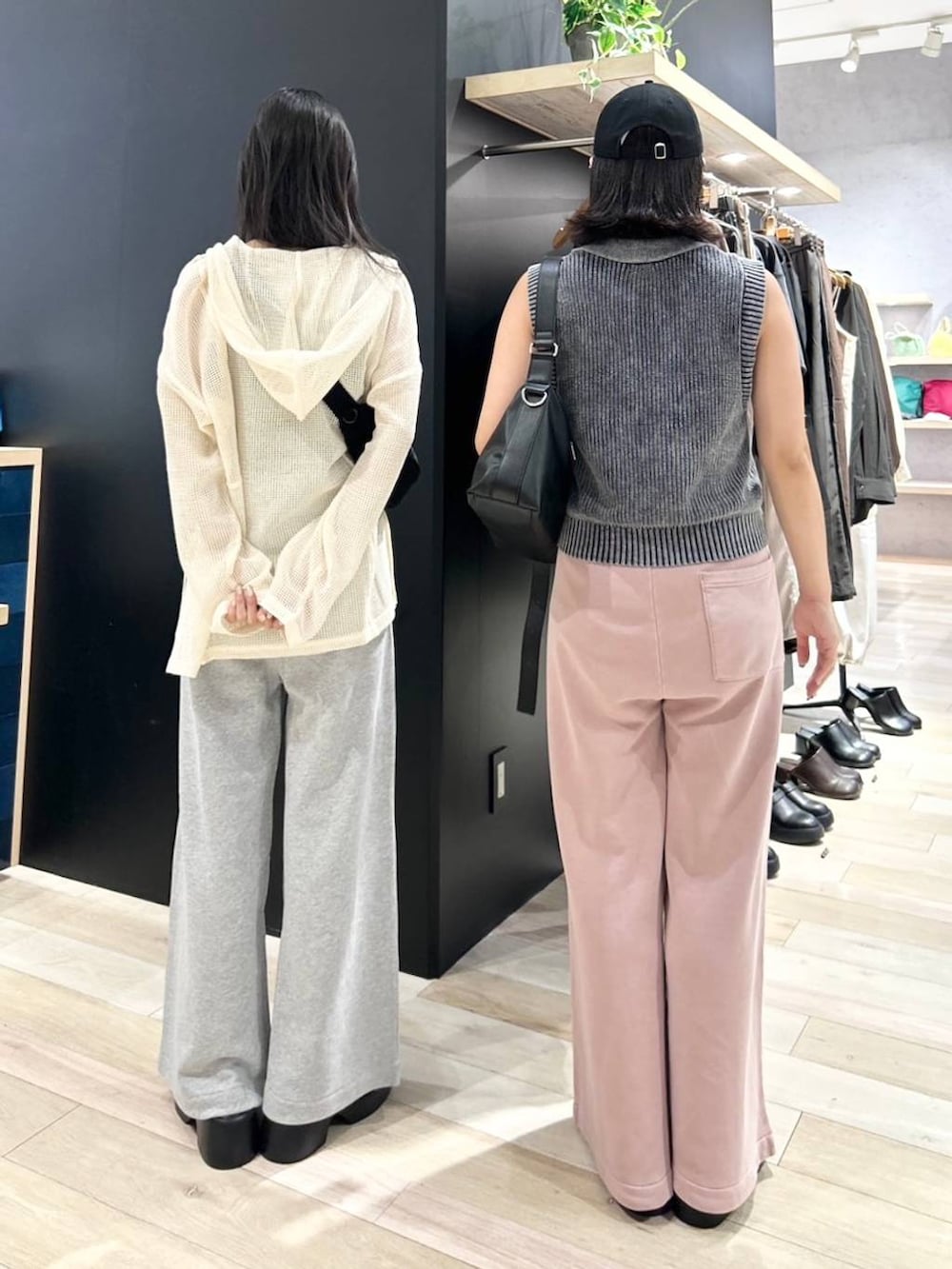 ブラック系のサンダル、ピンク系のスウェットパンツ、グレー系のスウェットパンツを着用したレディースの夏コーディネートの4枚目の写真