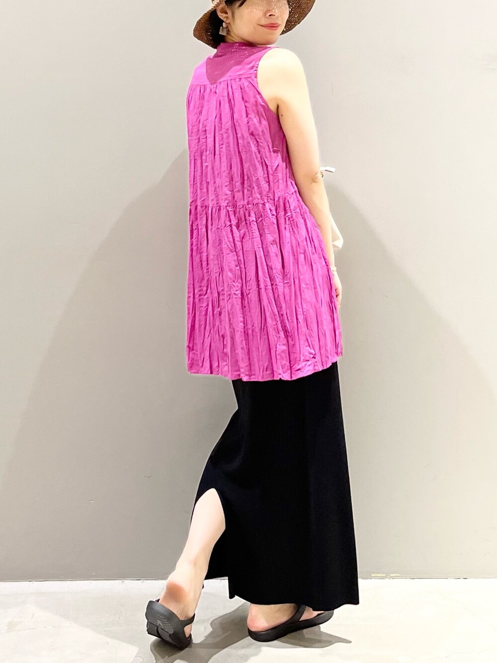 ブラック系のスカート、パープル系のシャツ/ブラウス、ブラック系のサンダルを着用したレディースの夏コーディネートの2枚目の写真