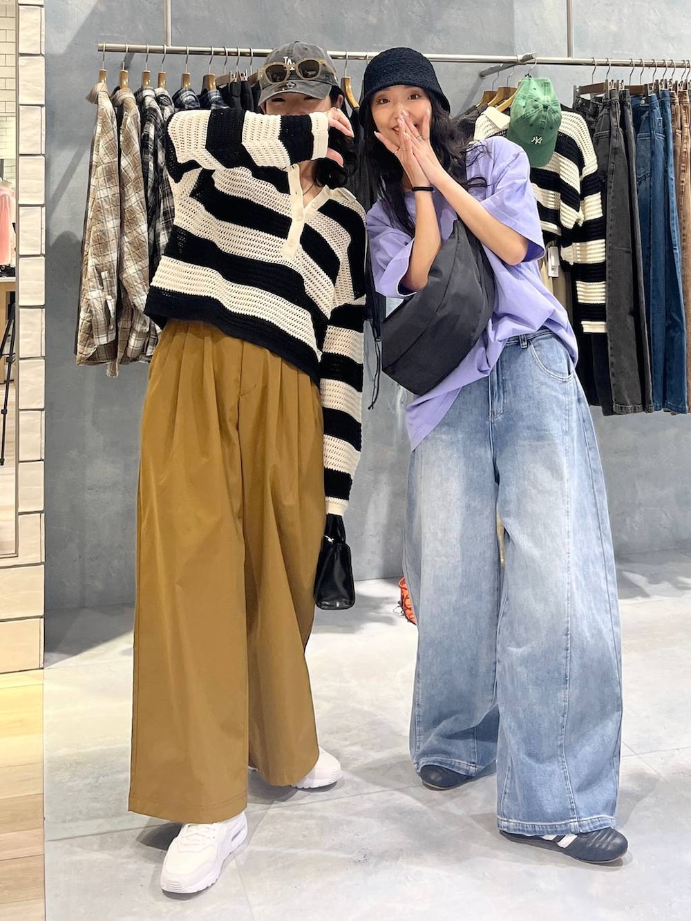 ホワイト系のニット/セーター、ブルー系のデニムパンツ、ホワイト系のスニーカーを着用したレディースの春コーディネートの3枚目の写真