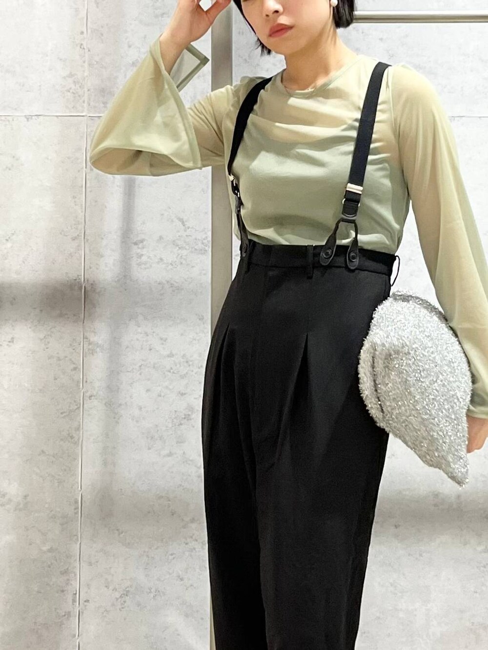 ブラック系のキャミソール、ブラック系のローファー、ブラック系のその他パンツを着用したレディースの秋コーディネートの3枚目の写真