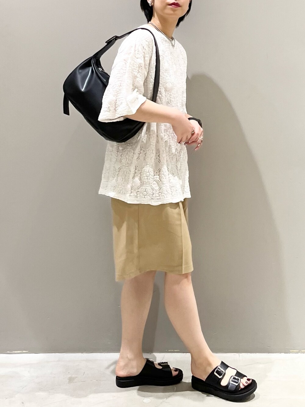 ベージュ系のその他パンツ、ブラック系のサンダル、ブラック系のショルダーバッグを着用したレディースの夏コーディネートの4枚目の写真
