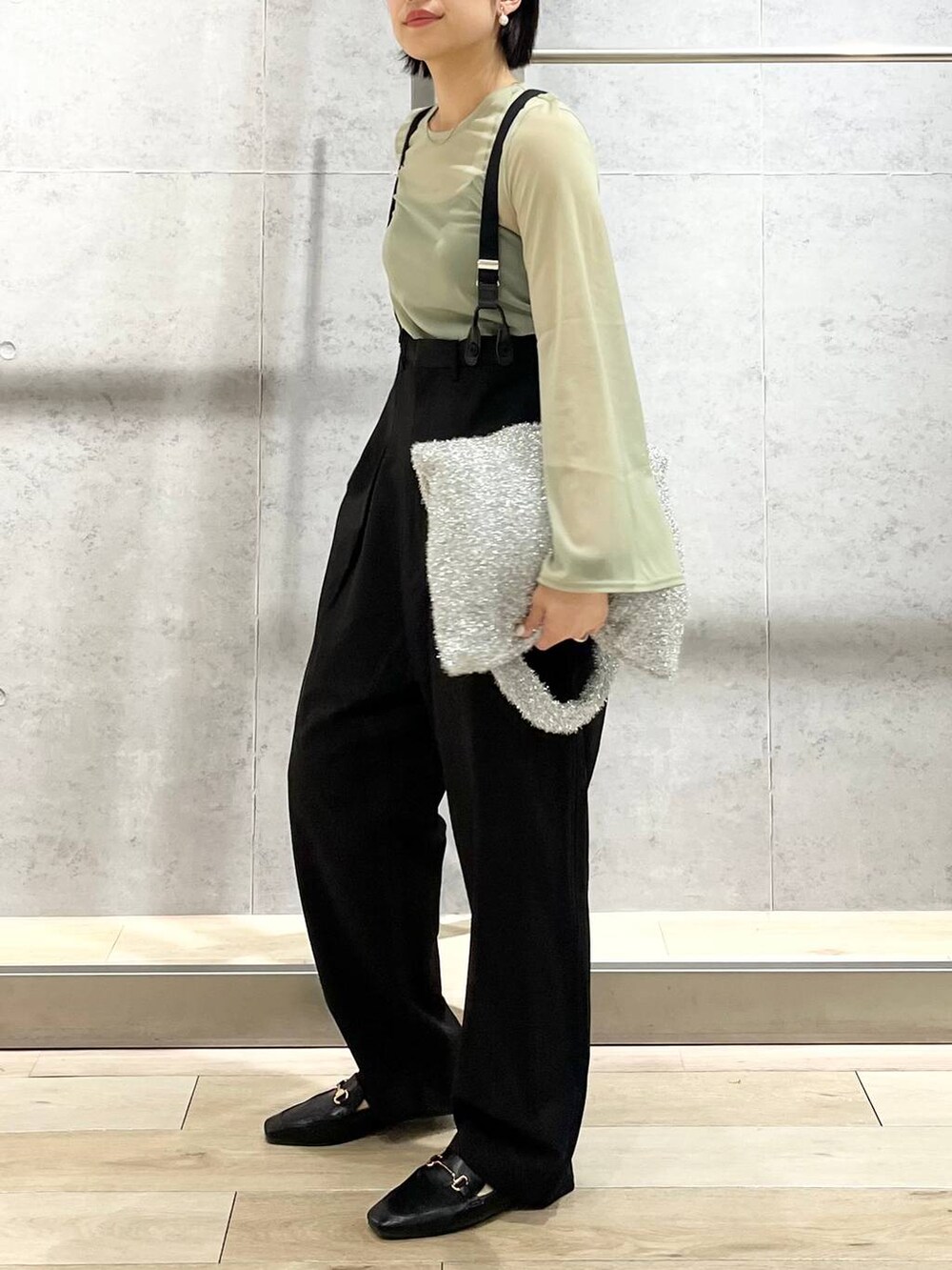 ブラック系のキャミソール、ブラック系のローファー、ブラック系のその他パンツを着用したレディースの秋コーディネートの9枚目の写真