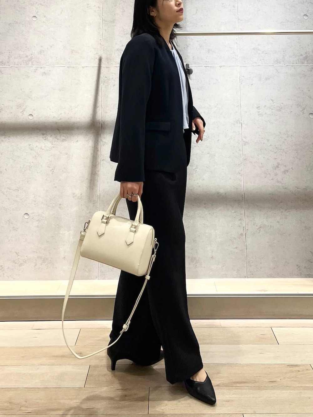 ブルー系のスーツパンツ、ブルー系のシャツ/ブラウス、ブルー系のスーツジャケットを着用したレディースの冬コーディネートの5枚目の写真