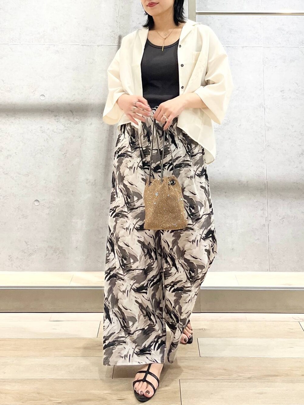 その他のショルダーバッグ、ブラック系のサンダル、ホワイト系のシャツ/ブラウスを着用したレディースの夏コーディネートの7枚目の写真