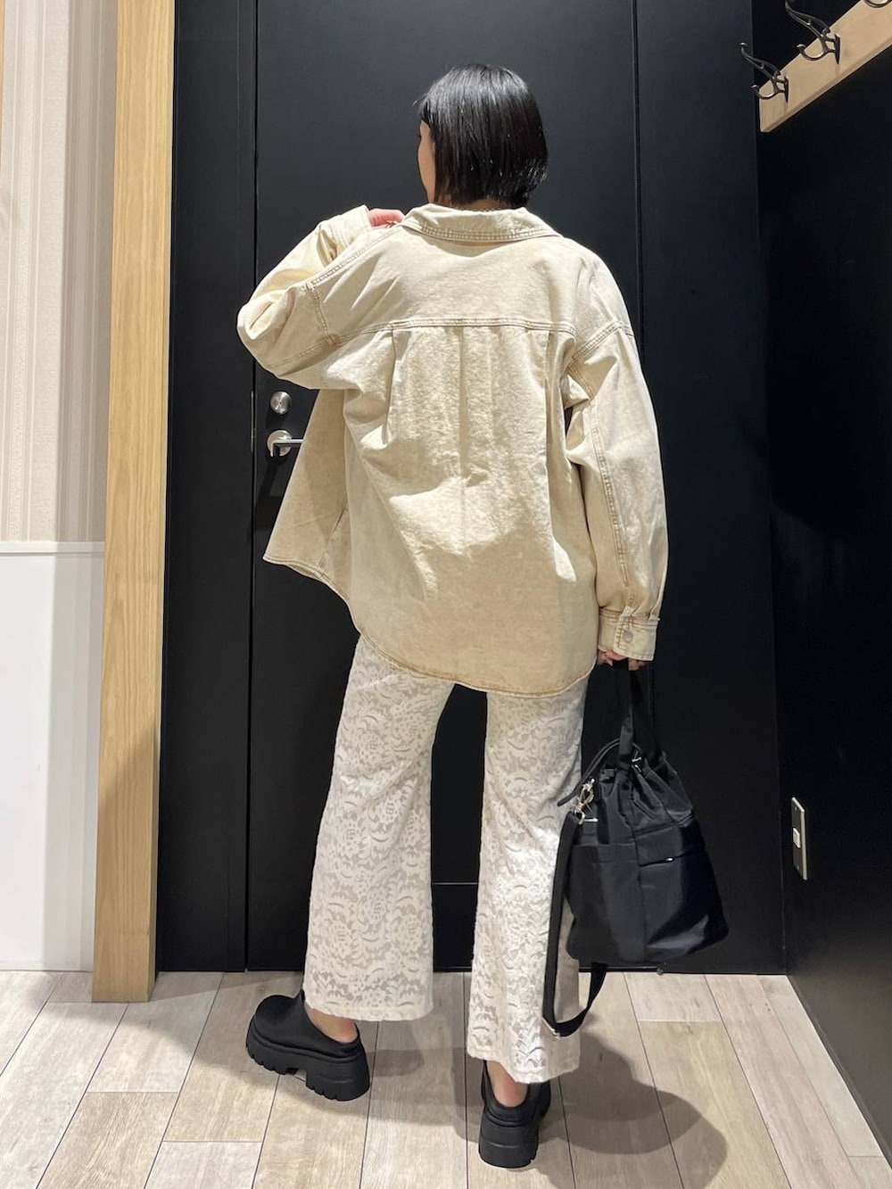 ベージュ系のシャツ/ブラウス、ブラック系のショルダーバッグ、ブラック系のその他シューズを着用したレディースの冬コーディネートの2枚目の写真