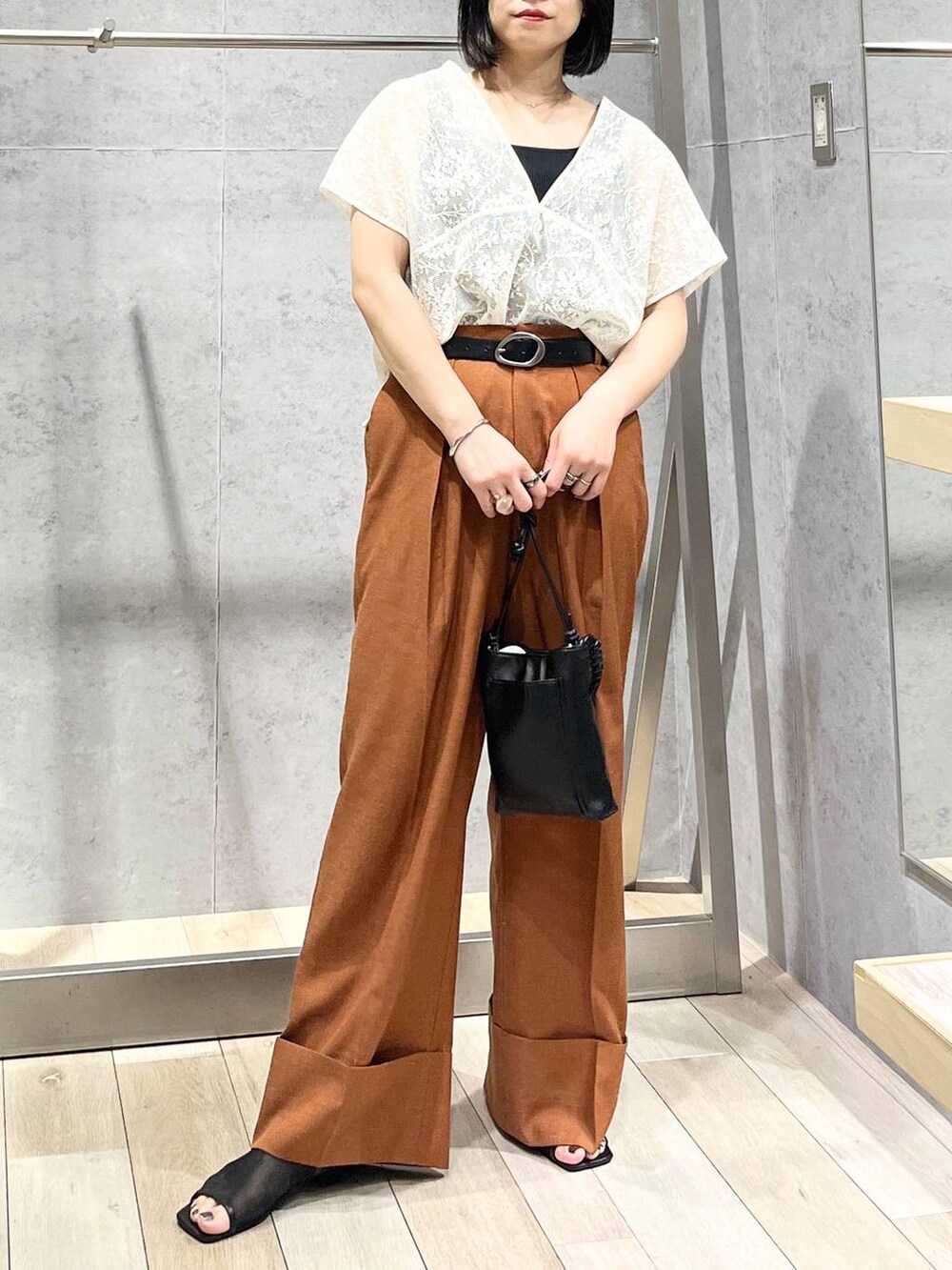 ブラック系のタンクトップ、ブラック系のサンダル、ブラック系のショルダーバッグを着用したレディースの夏コーディネートの2枚目の写真