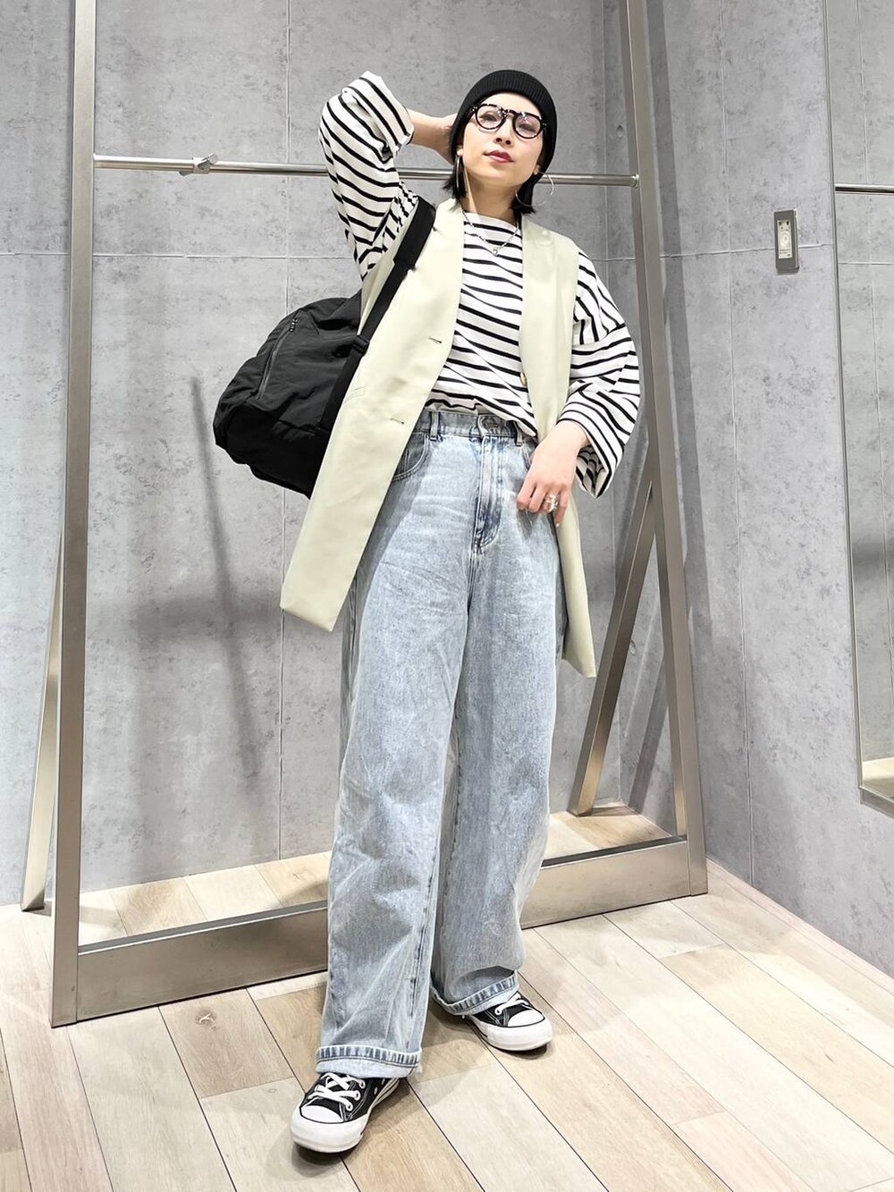 ブラック系のバックパック/リュック、ブルー系のTシャツ/カットソー、ブルー系のデニムパンツを着用したレディースの冬コーディネートの3枚目の写真