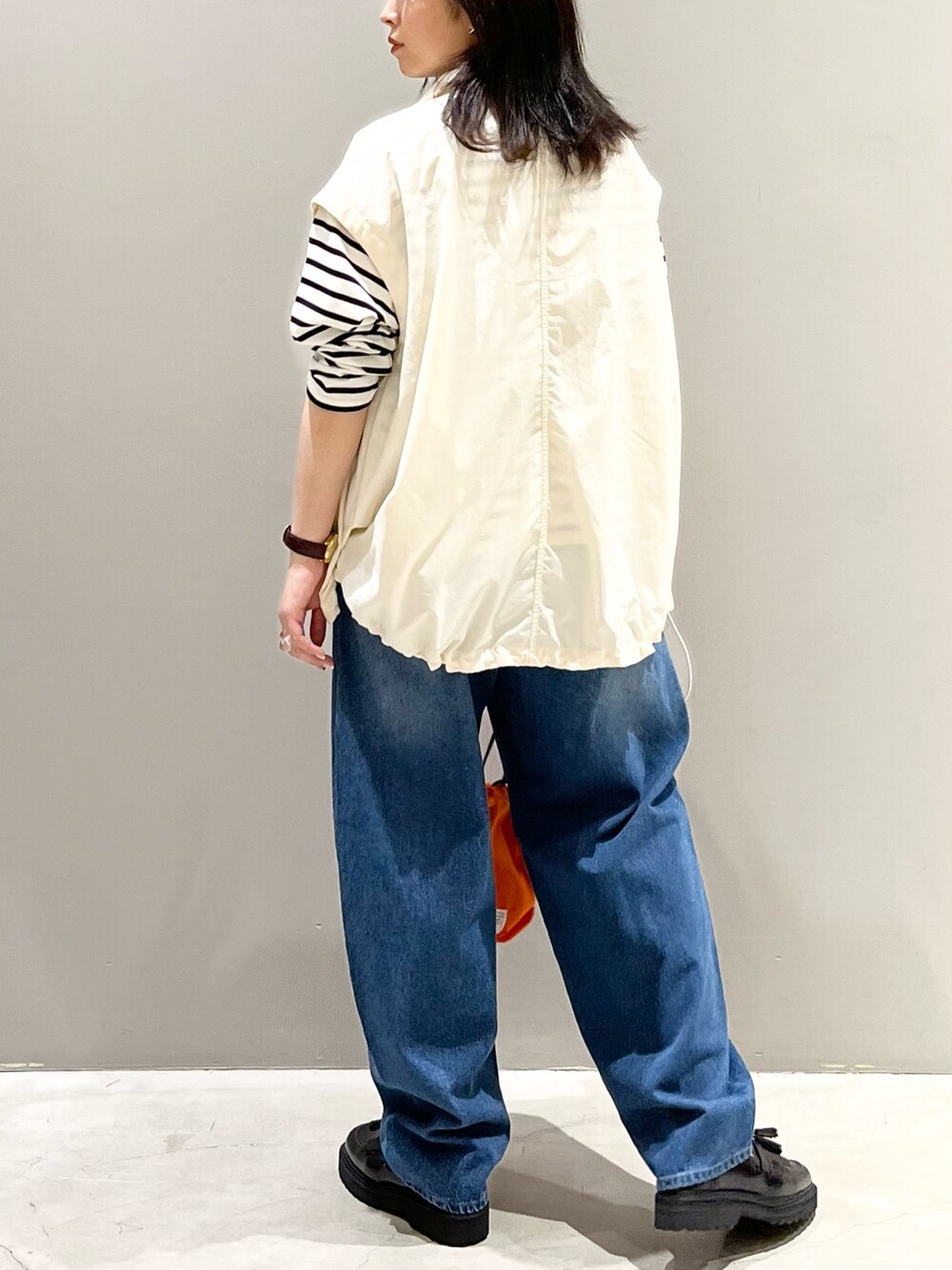 「LEPSIM、レプシィム(LEPSIM)、ベスト、ボーダー、ボーダートップス、デニム、デニムパンツ、カーブパンツ、ローファー、キンチャクバッグ、大人カジュアル、シンプルコーデ、秋冬コーデ、パンツスタイル、カジュアルコーデ」｜「LEPSIMのナイロンキンチャクショルダー　344083（ショルダーバッグ、オレンジ系）」を使った、エムアイさん（レディース・162cm）の秋コーディネートの2枚目の写真