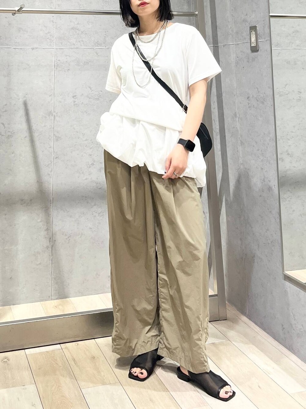 ブラック系のサンダル、ブラック系のショルダーバッグ、ブラウン系のその他パンツを着用したレディースの夏コーディネートの2枚目の写真