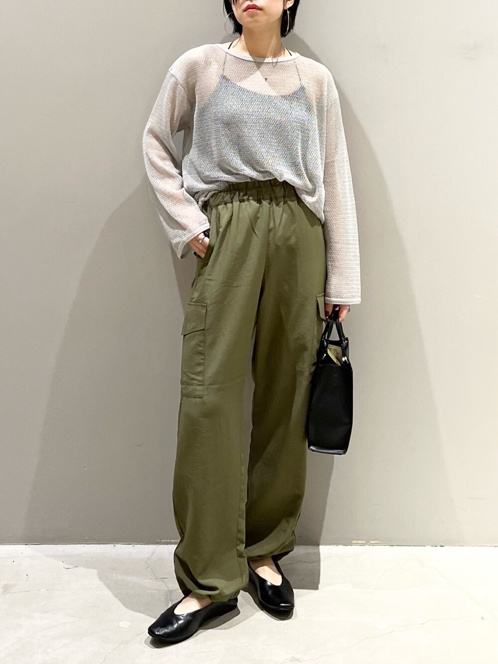 「LEPSIM、レプシィム(LEPSIM)、メッシュ、メッシュニット、ナイロンパンツ、カーゴパンツ、シアートップス、パンプス、ミリタリー、ショルダーバッグ、ハンドバッグ、キャミソール、きれいめカジュアル、シンプルコーデ、秋コーデ」｜「LEPSIMの4つの嬉しい機能付き！シアワセパンプス　295881（パンプス、ブラック系）」を使った、エムアイさん（レディース・162cm）の夏コーディネートの6枚目の写真