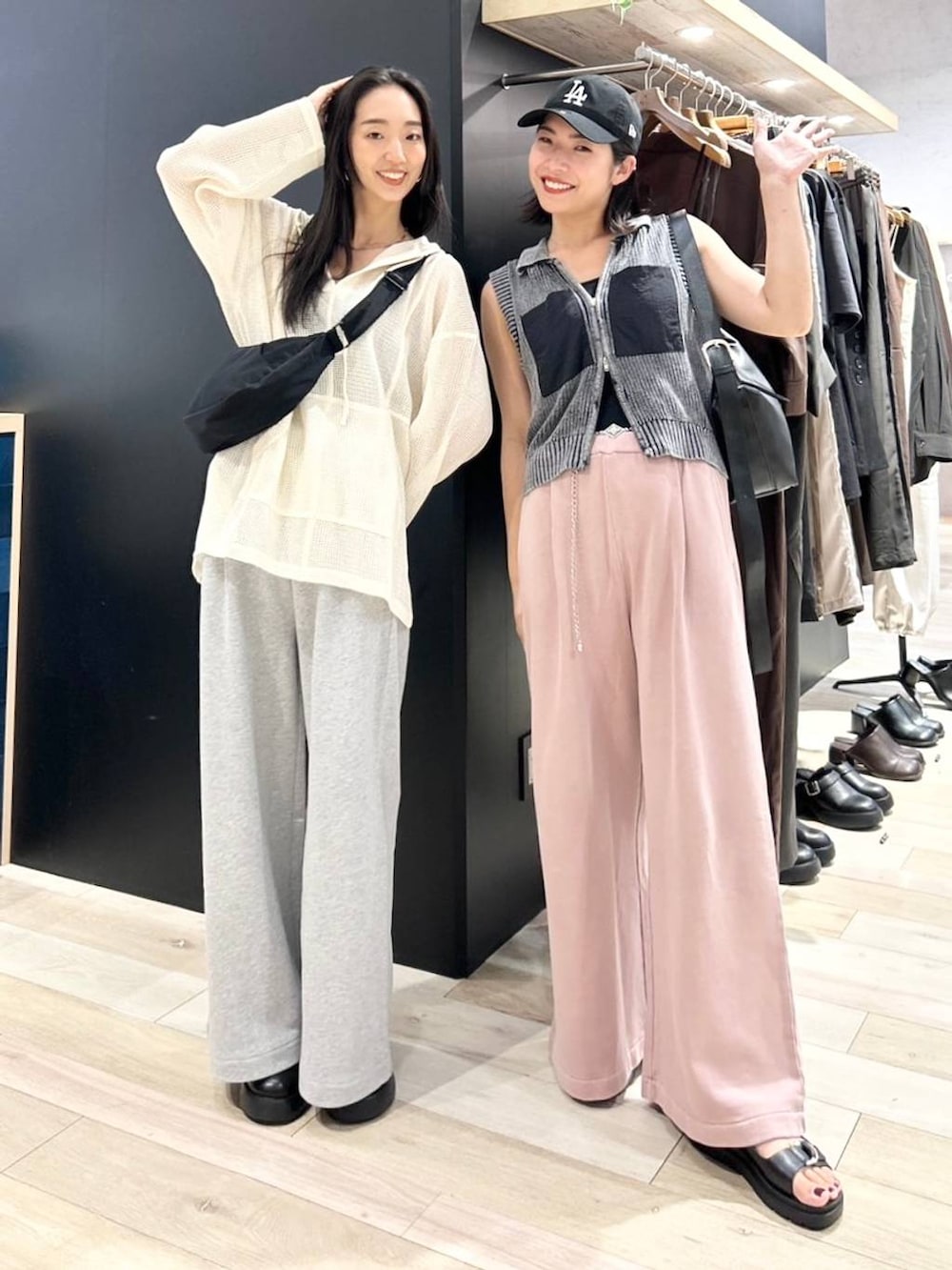 ブラック系のサンダル、ピンク系のスウェットパンツ、グレー系のスウェットパンツを着用したレディースの夏コーディネートの3枚目の写真