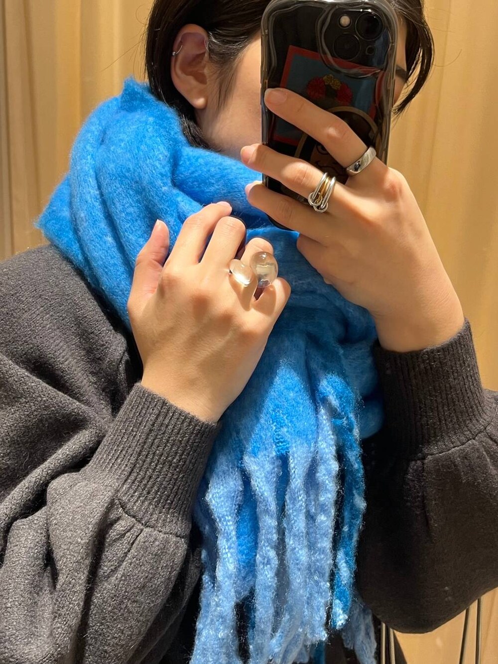 シルバー系のショルダーバッグ、グレー系のニット/セーター、ブラック系のその他パンツを着用したレディースの秋コーディネートの2枚目の写真