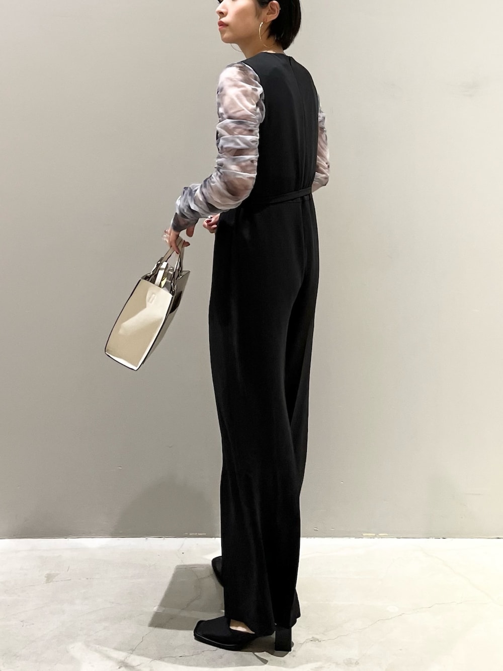 「LEPSIM、レプシィム(LEPSIM)、オケージョン、結婚式、結婚式二次会スタイル、オールインワン、シアートップス、ショルダーバッグ、トートバッグ、パンプス、スクエアトゥ、ドレス、ドレスシューズ、プチプラ、パーティースタイル」｜「LEPSIMのVネックオールインワン【jours heureux】　964369（つなぎ/オールインワン、ブラック系）」を使った、エムアイさん（レディース・162cm）の夏コーディネートの3枚目の写真