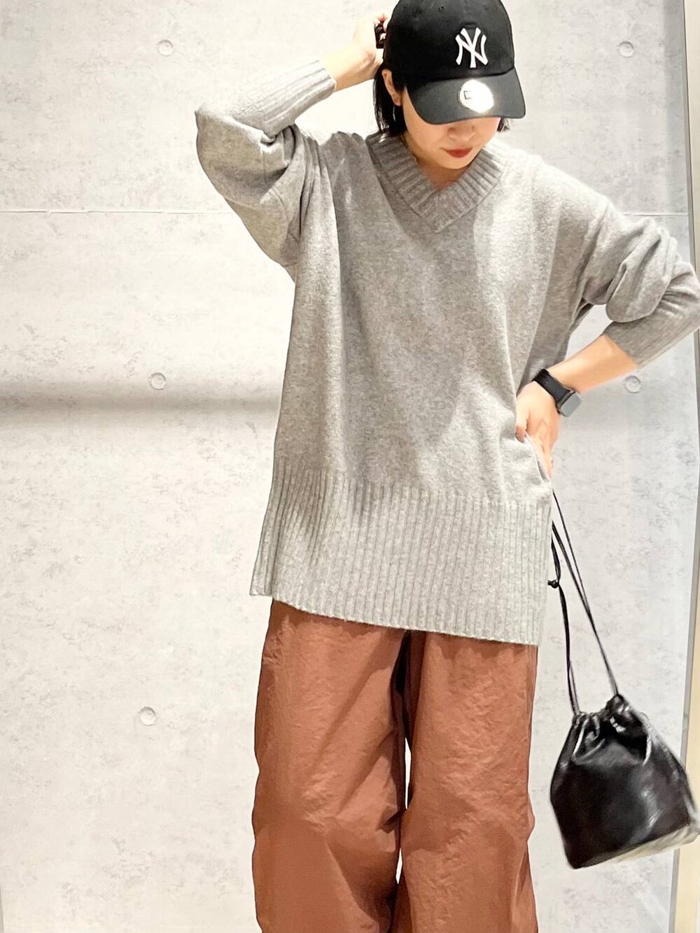 グレー系のその他パンツ、ブラック系のブーツ、グレー系のニット/セーターを着用したレディースの秋コーディネートの6枚目の写真