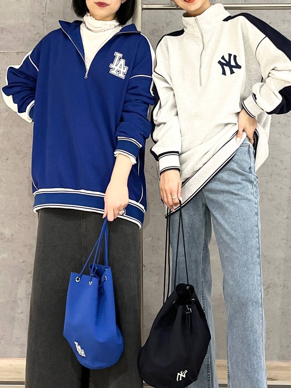 グレー系のTシャツ/カットソー、ブルー系のTシャツ/カットソー、ホワイト系のTシャツ/カットソーを着用したレディースの冬コーディネートの2枚目の写真