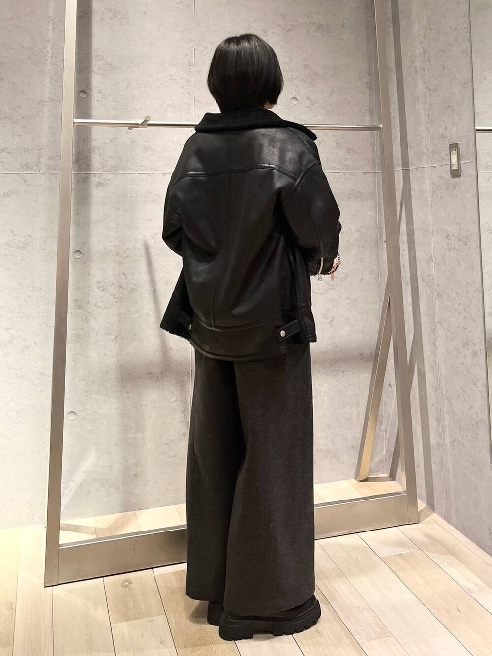 シルバー系のショルダーバッグ、グレー系のその他パンツ、ブラック系のその他アウターを着用したレディースの秋コーディネートの7枚目の写真