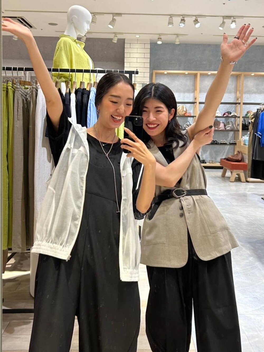ブラック系のタンクトップ、ブラック系のサロペット/オーバーオール、ブラック系のTシャツ/カットソーを着用したレディースの春コーディネートの2枚目の写真
