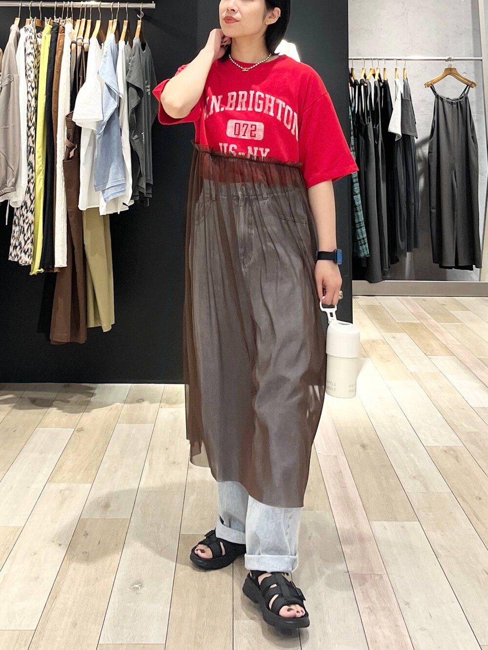 「カジュアル、モード、ベーシック/シンプル、デート/ロマンティック、楽ちんコーデ、夏コーデ、女子会、きれいめカジュアル_LEPSIM、LEPSIM、おでかけ、シンプルコーデ、ワンピース、Tシャツ、デニムパンツ、サンダル」｜「LEPSIMのロゴチュールレイヤーワンピース　123940（ワンピース、レッド系）」を使った、エムアイさん（レディース・162cm）の夏コーディネートの7枚目の写真