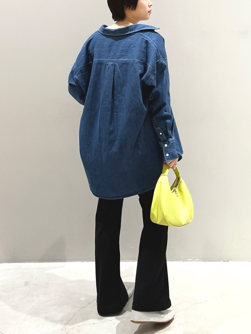 イエロー系のショルダーバッグ、ブラック系のその他パンツ、グレー系のパンプスを着用したレディースの春コーディネートの9枚目の写真