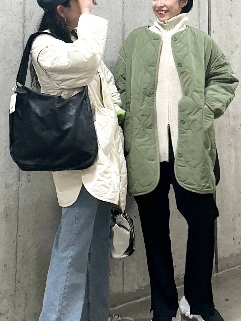 ブラック系のその他パンツ、ブラック系のその他アウター、グリーン系のその他アウターを着用したレディースの冬コーディネートの2枚目の写真