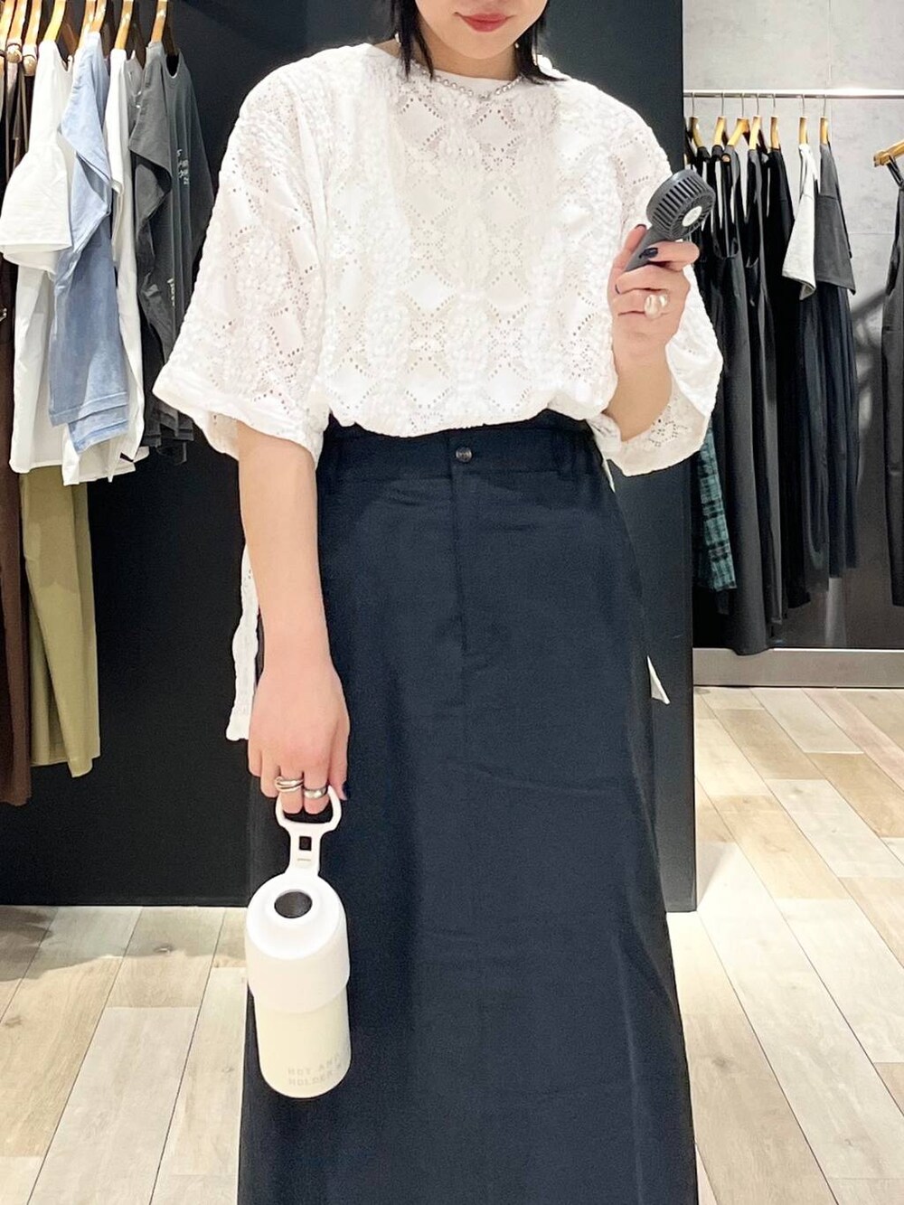 「カジュアル、モード、ベーシック/シンプル、デート/ロマンティック、楽ちんコーデ、女子会、きれいめカジュアル_LEPSIM、LEPSIM、夏コーデ、スカート、リネン・透けアイテム、キャップ、サンダル、扇風機、保温・保冷」｜「LAKOLEのカラビナ付きハンディファン(扇風機) / 110104（生活家電、ブラック系）」を使った、エムアイさん（レディース・162cm）の夏コーディネートの6枚目の写真