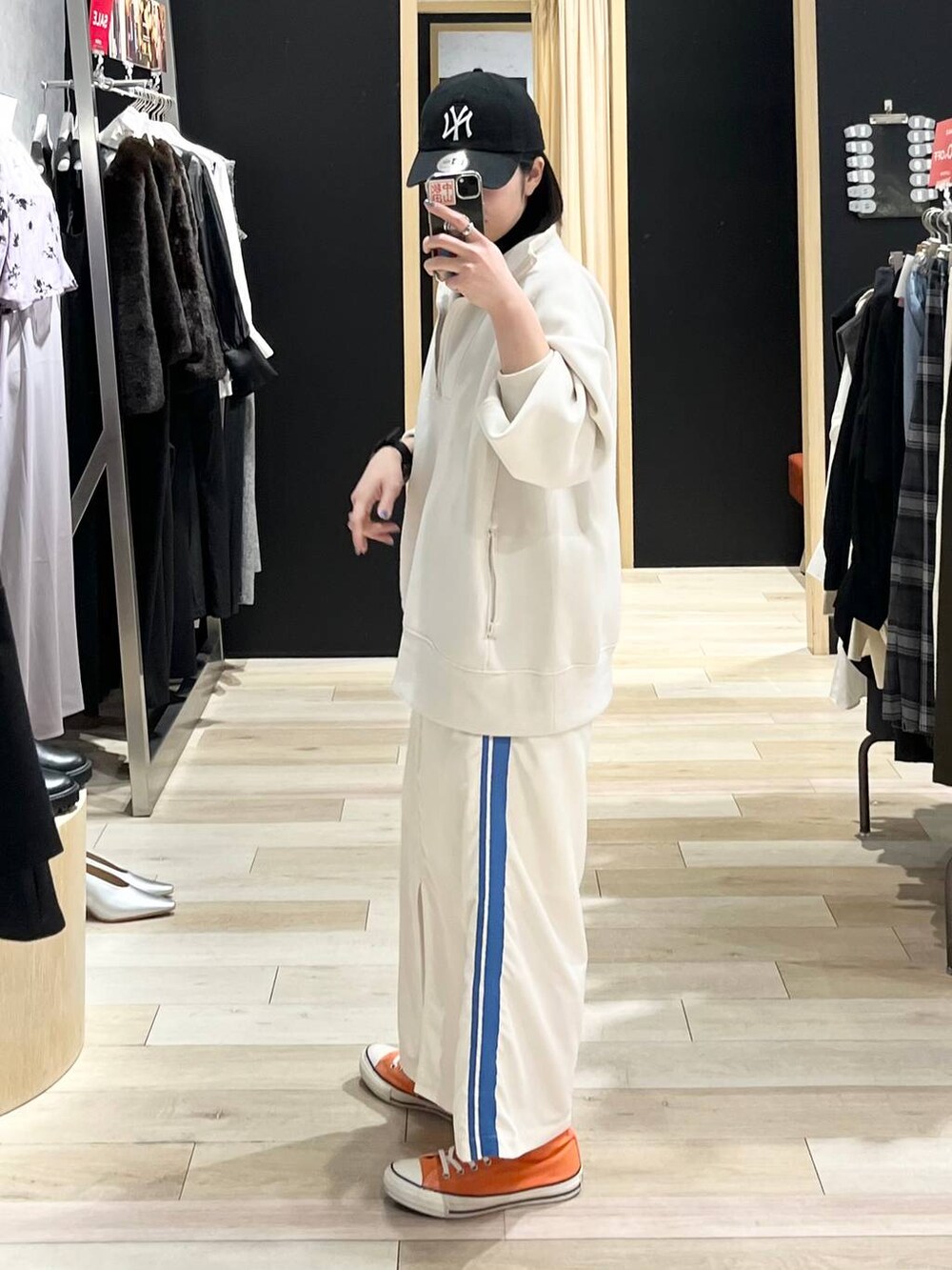 ホワイト系のTシャツ/カットソー、ブラック系のTシャツ/カットソー、ホワイト系のスカートを着用したレディースの冬コーディネートの8枚目の写真