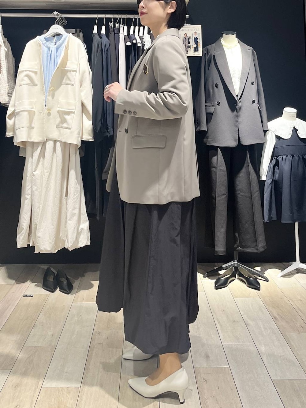 ブラウン系のテーラードジャケット、ブラック系のスカート、ブラック系のシャツ/ブラウスを着用したレディースの冬コーディネートの3枚目の写真