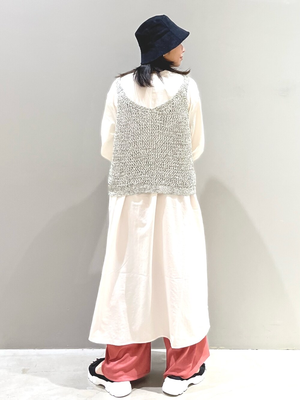 ピンク系のパンツ、ブラック系のサンダル、ブラック系のトップスを着用したレディースの秋コーディネートの3枚目の写真