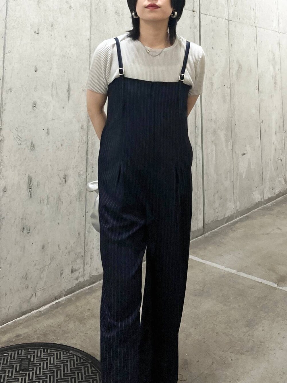 ブラック系のサンダル、ブルー系のサロペット/オーバーオール、シルバー系のショルダーバッグを着用したレディースの夏コーディネートの2枚目の写真