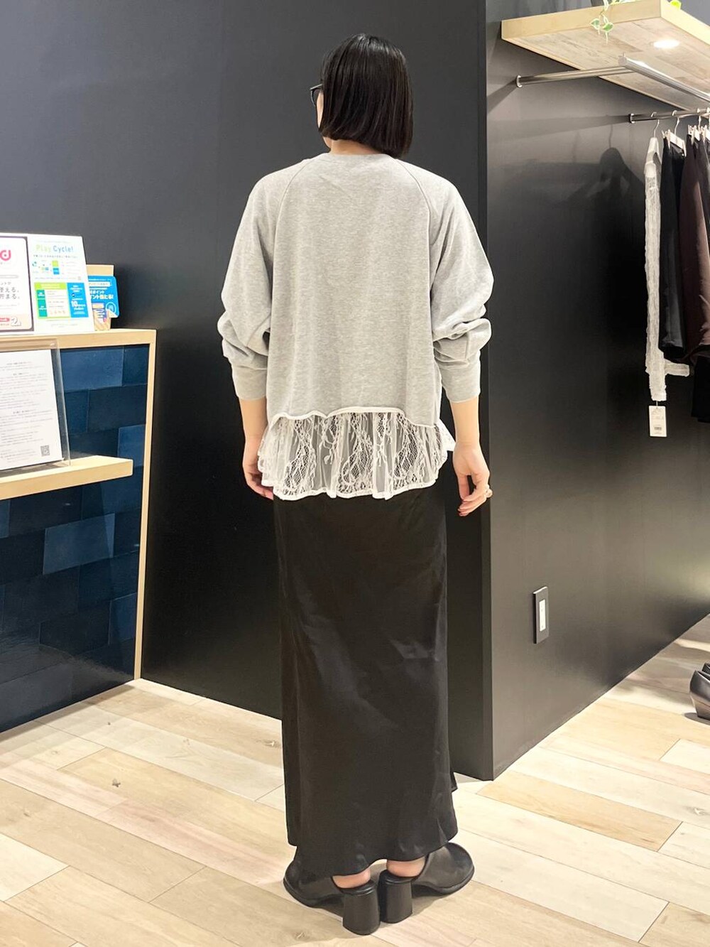 ブラック系のスカート、ブラック系のその他シューズ、ホワイト系のTシャツ/カットソーを着用したレディースの秋コーディネートの5枚目の写真